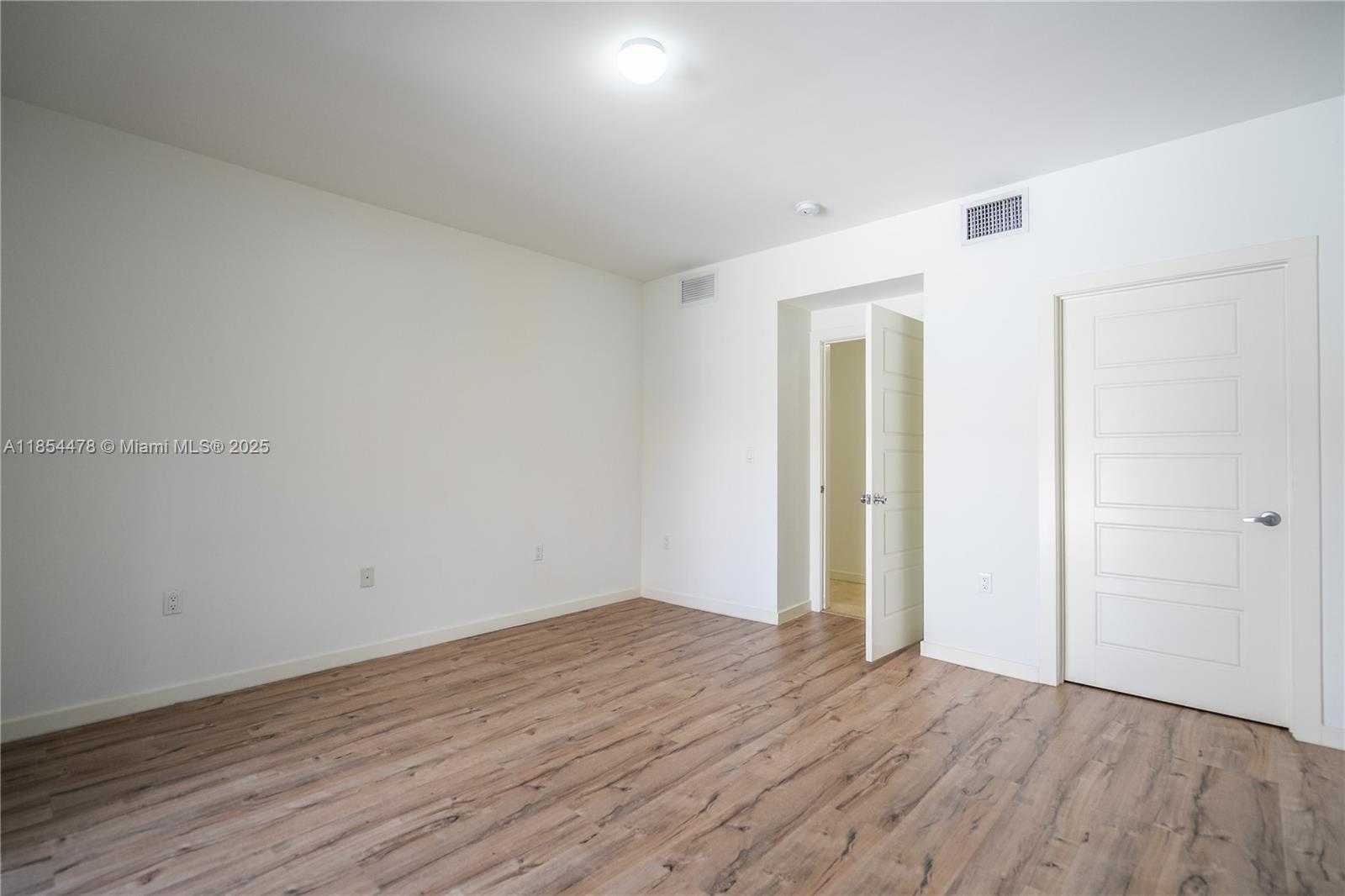 Small Image of 300 MAJORCA AVE #305, Coral Gables Number 15