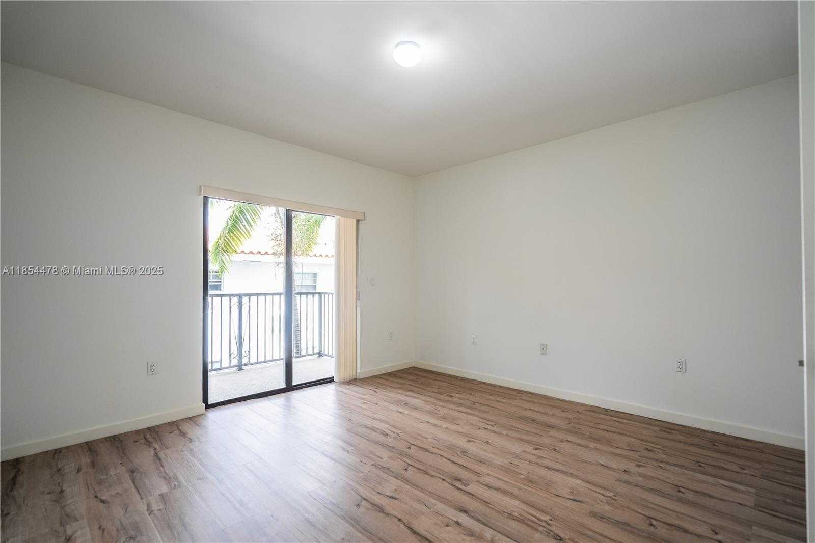 Small Image of 300 MAJORCA AVE #305, Coral Gables Number 16