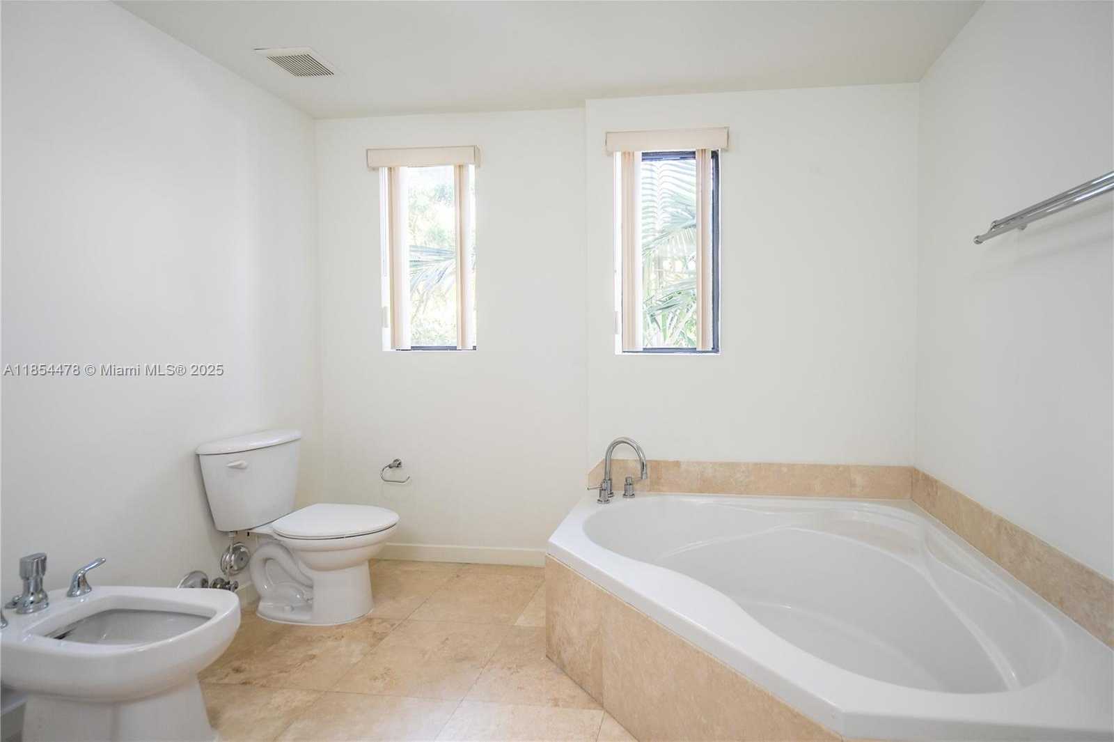 Small Image of 300 MAJORCA AVE #305, Coral Gables Number 19