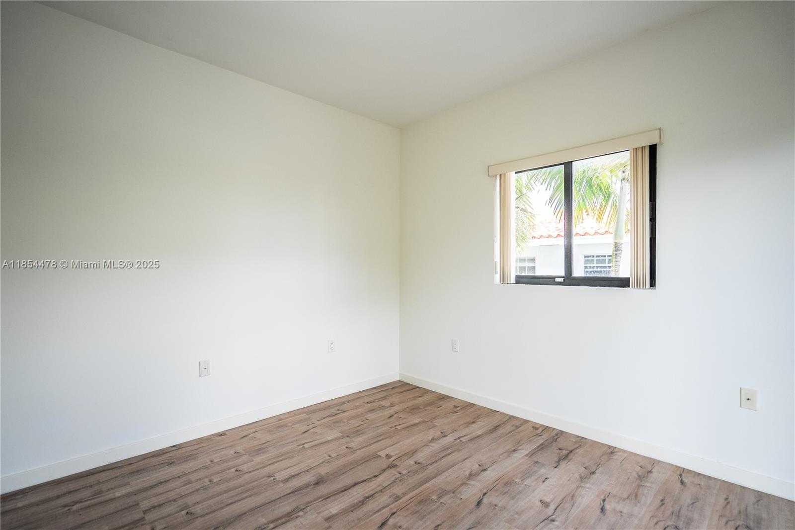 Small Image of 300 MAJORCA AVE #305, Coral Gables Number 24