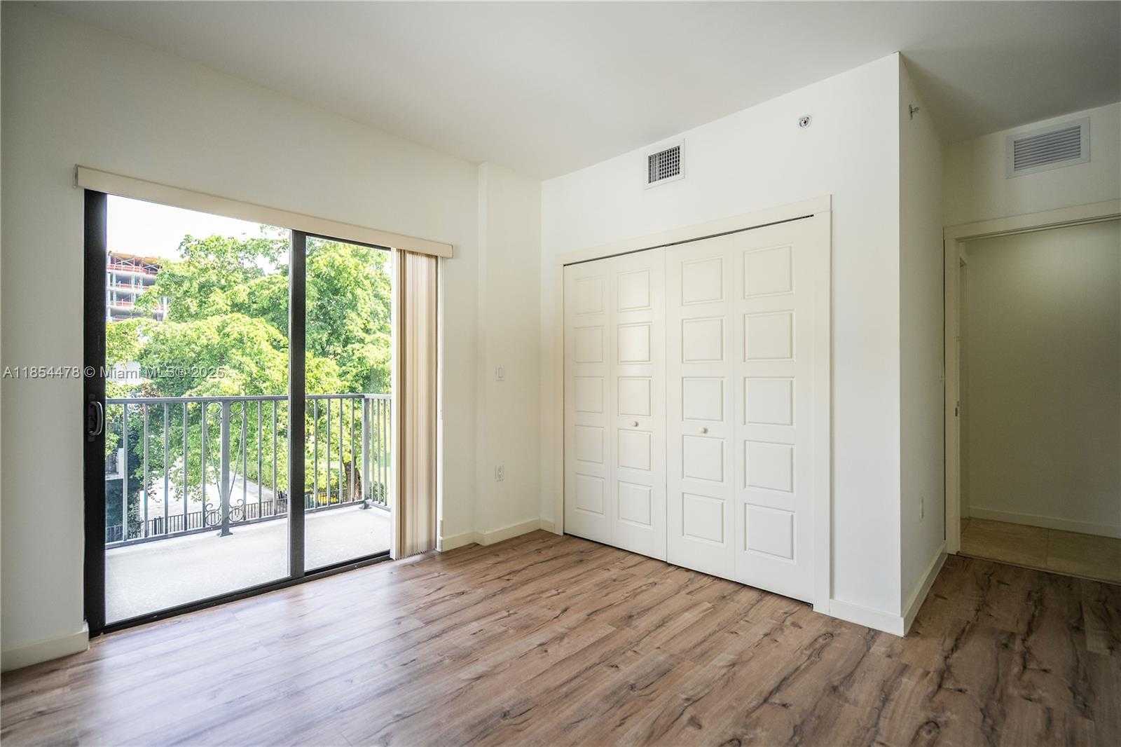 Small Image of 300 MAJORCA AVE #305, Coral Gables Number 26