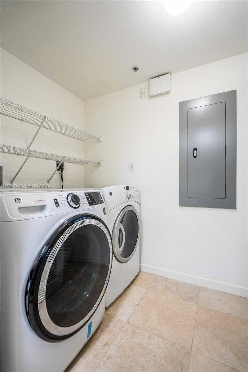 Small Image of 300 MAJORCA AVE #305, Coral Gables Number 28