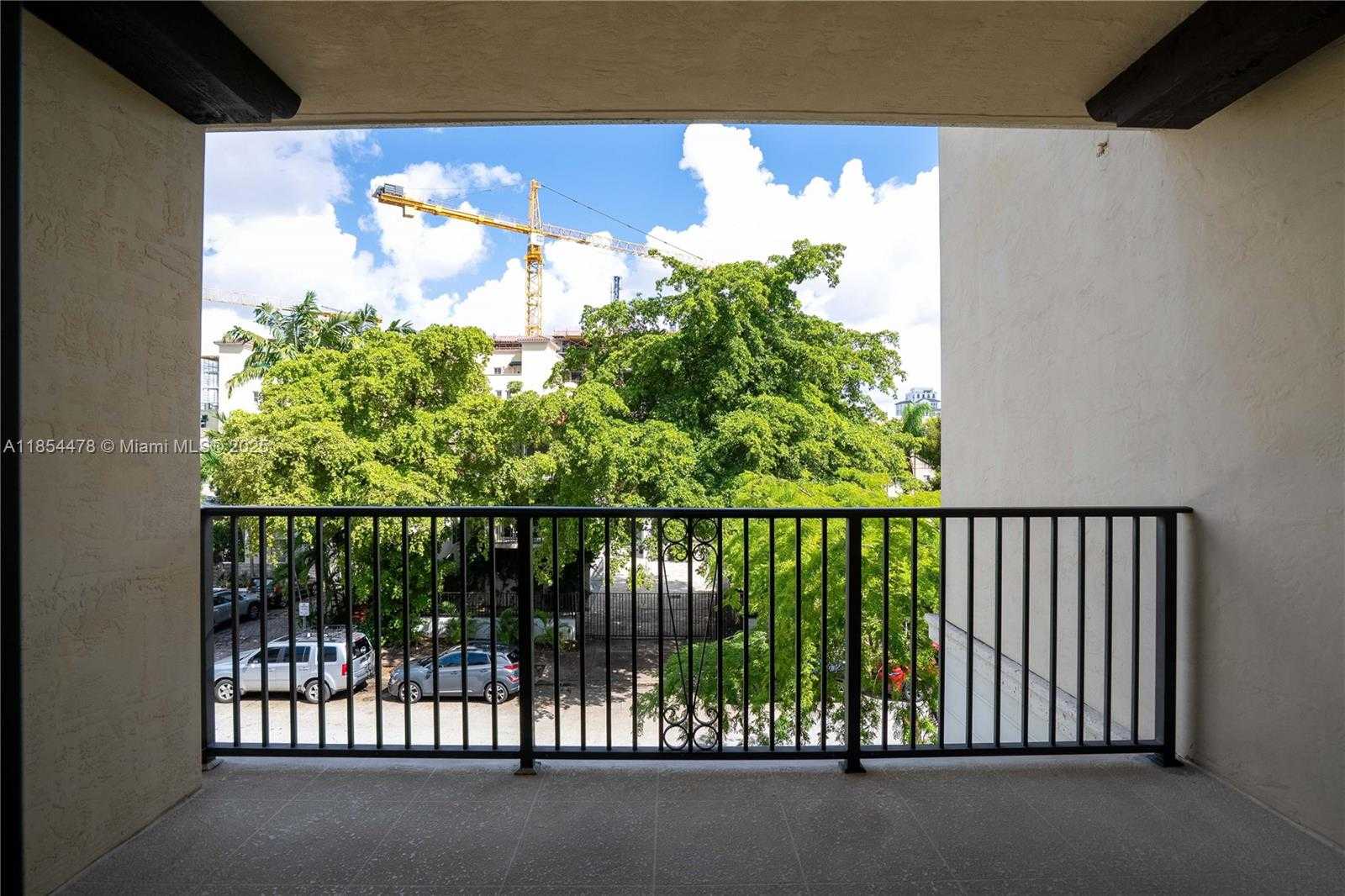 Small Image of 300 MAJORCA AVE #305, Coral Gables Number 3