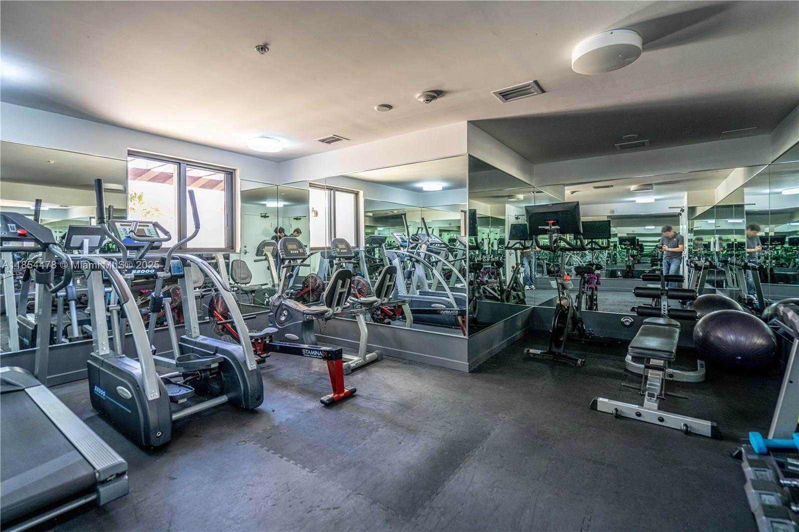 Small Image of 300 MAJORCA AVE #305, Coral Gables Number 33