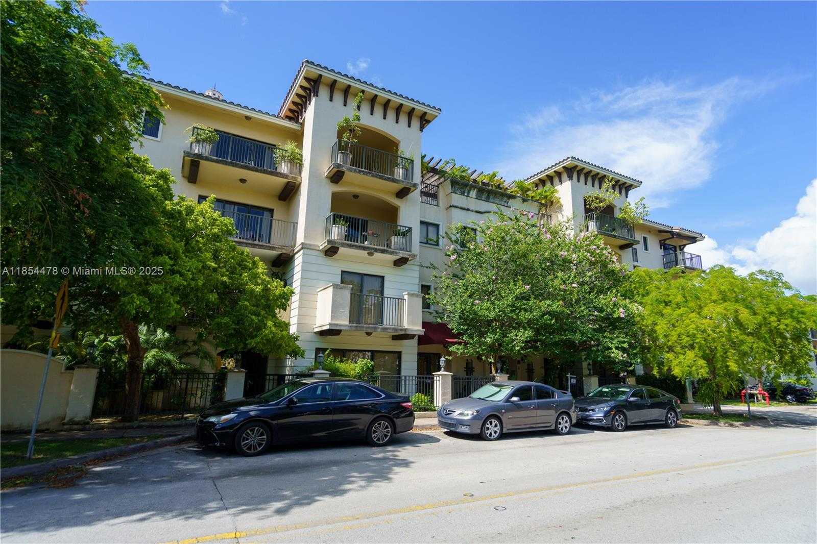 Small Image of 300 MAJORCA AVE #305, Coral Gables Number 35