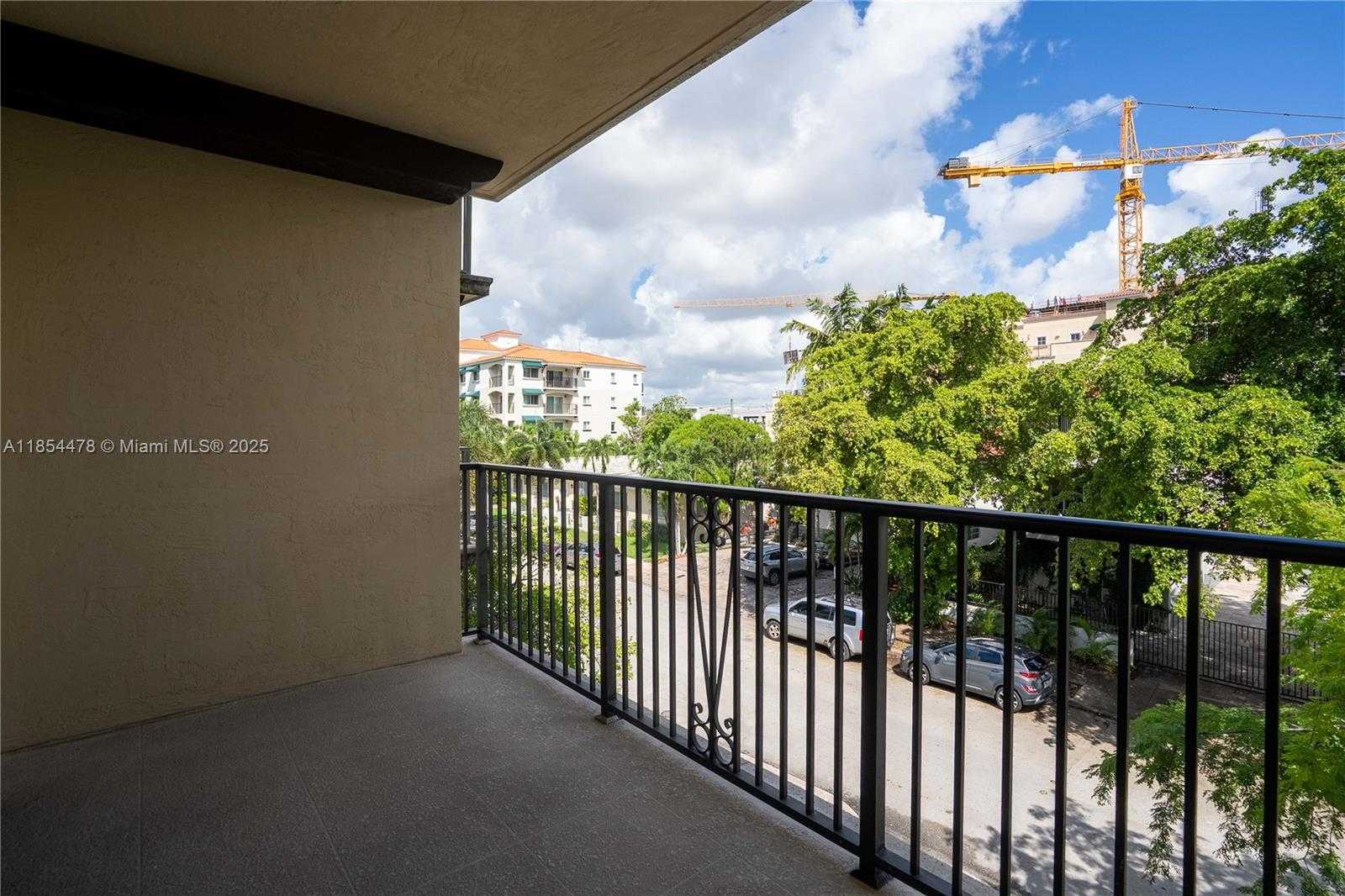 Small Image of 300 MAJORCA AVE #305, Coral Gables Number 4