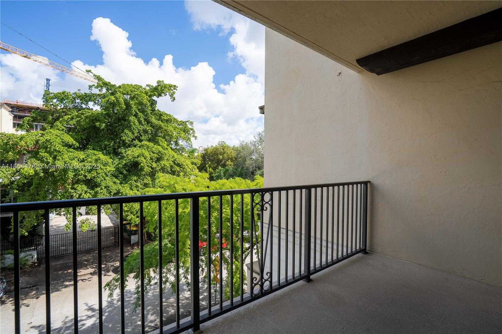 Small Image of 300 MAJORCA AVE #305, Coral Gables Number 5