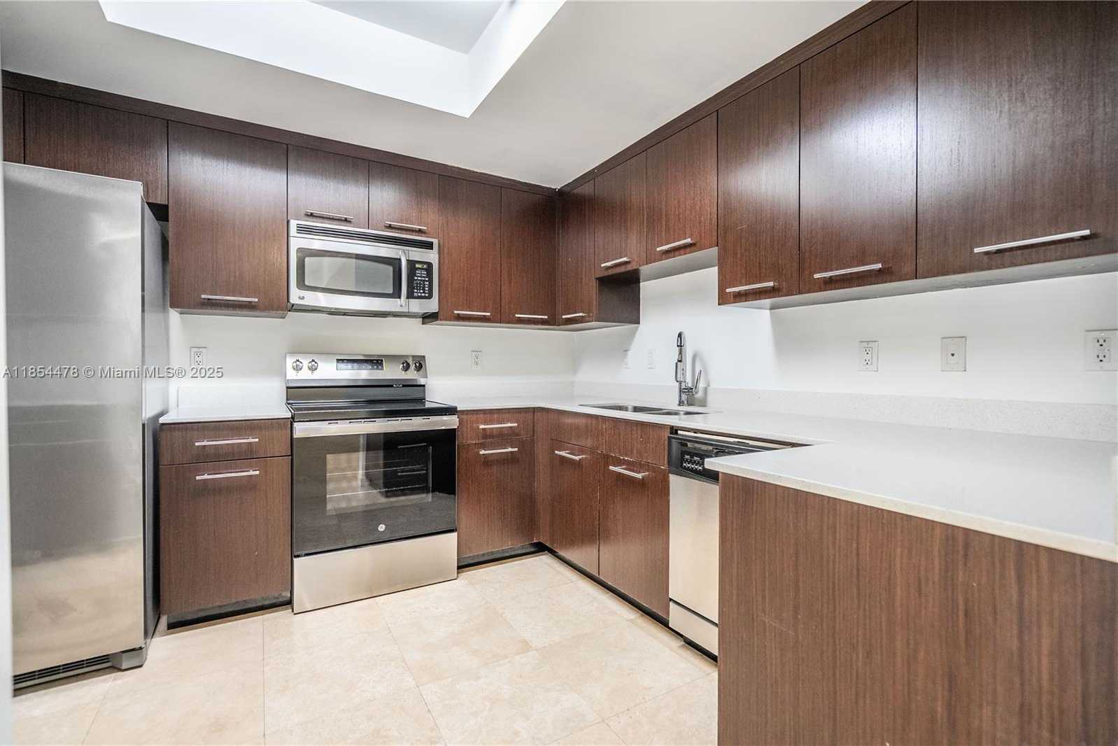 Small Image of 300 MAJORCA AVE #305, Coral Gables Number 9