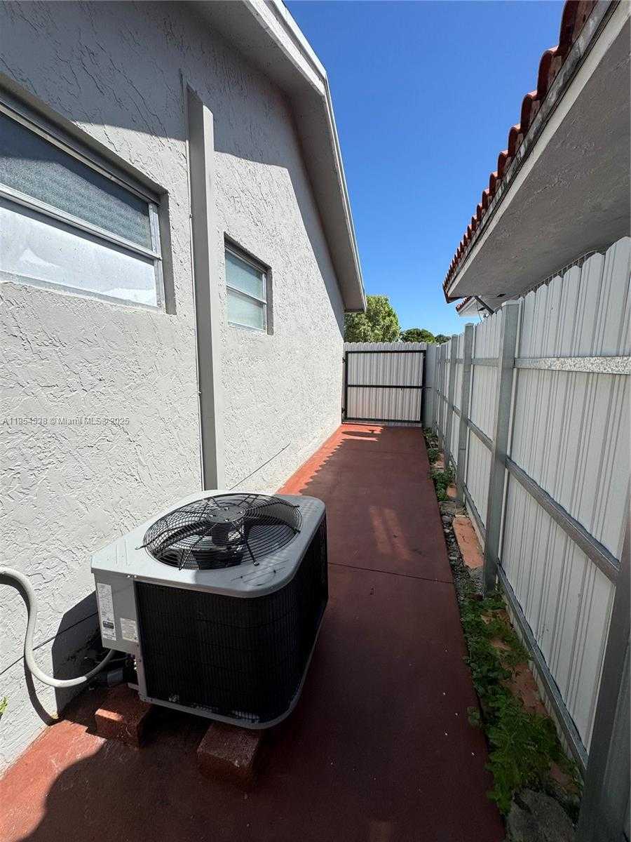 Small Image of 7135 SOUTH WEST 13TH ST, Miami Number 17