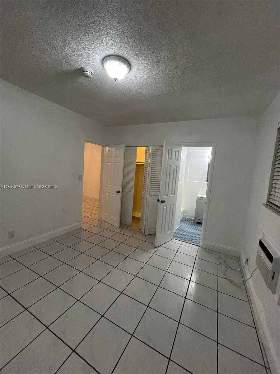 Small Image of 7155 RUE NOTRE DAME #4, Miami Beach Number 3