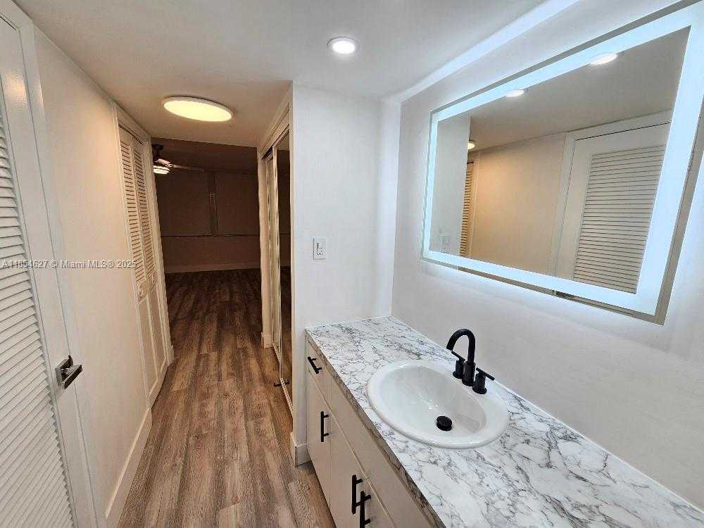 Small Image of 18021 BISCAYNE BLVD #1903, Aventura Number 10