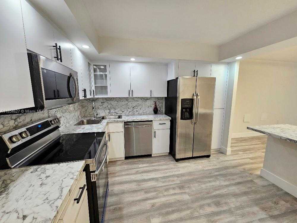 Small Image of 18021 BISCAYNE BLVD #1903, Aventura Number 2