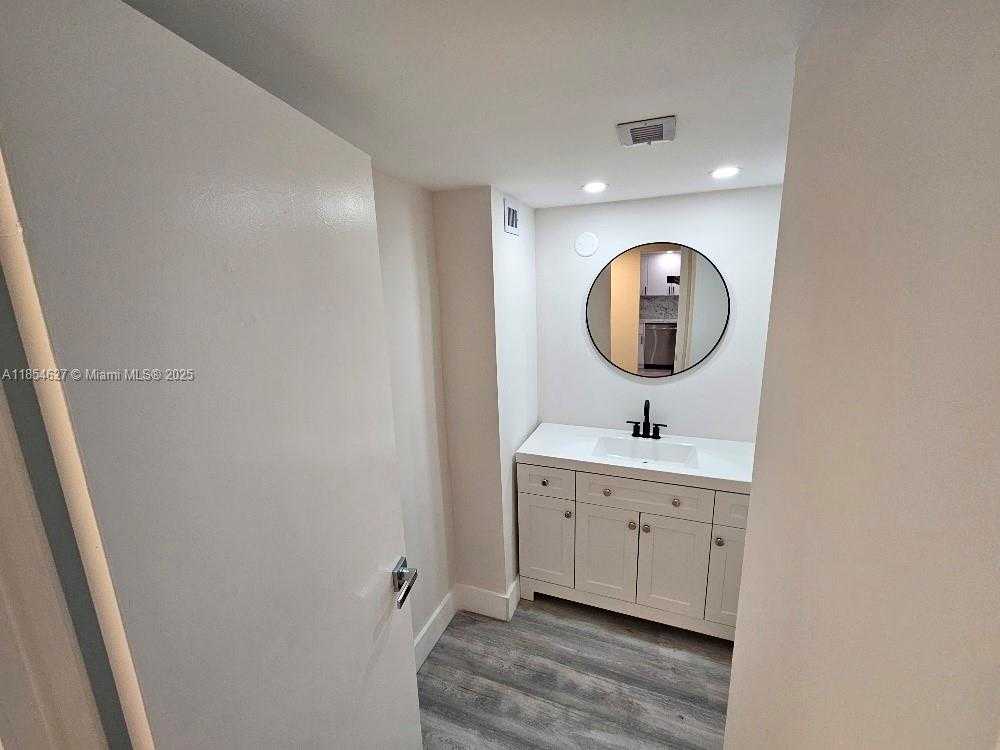 Small Image of 18021 BISCAYNE BLVD #1903, Aventura Number 4