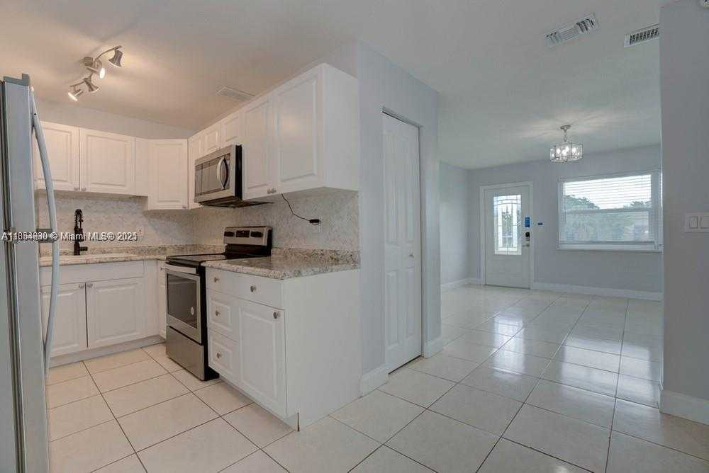 Small Image of 1155 BRICKELL BAY DR #2004, Miami Number 28
