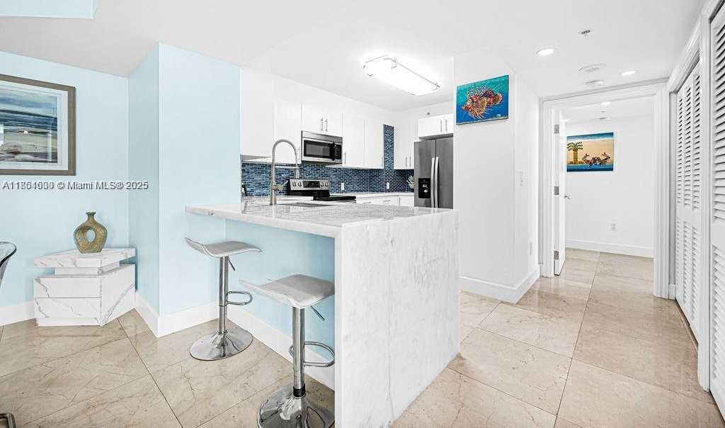 Small Image of 1155 BRICKELL BAY DR #2004, Miami Number 4