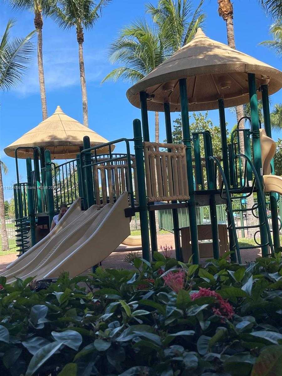 Small Image of 19501 W COUNTRY CLUB DR #302, Aventura Number 17