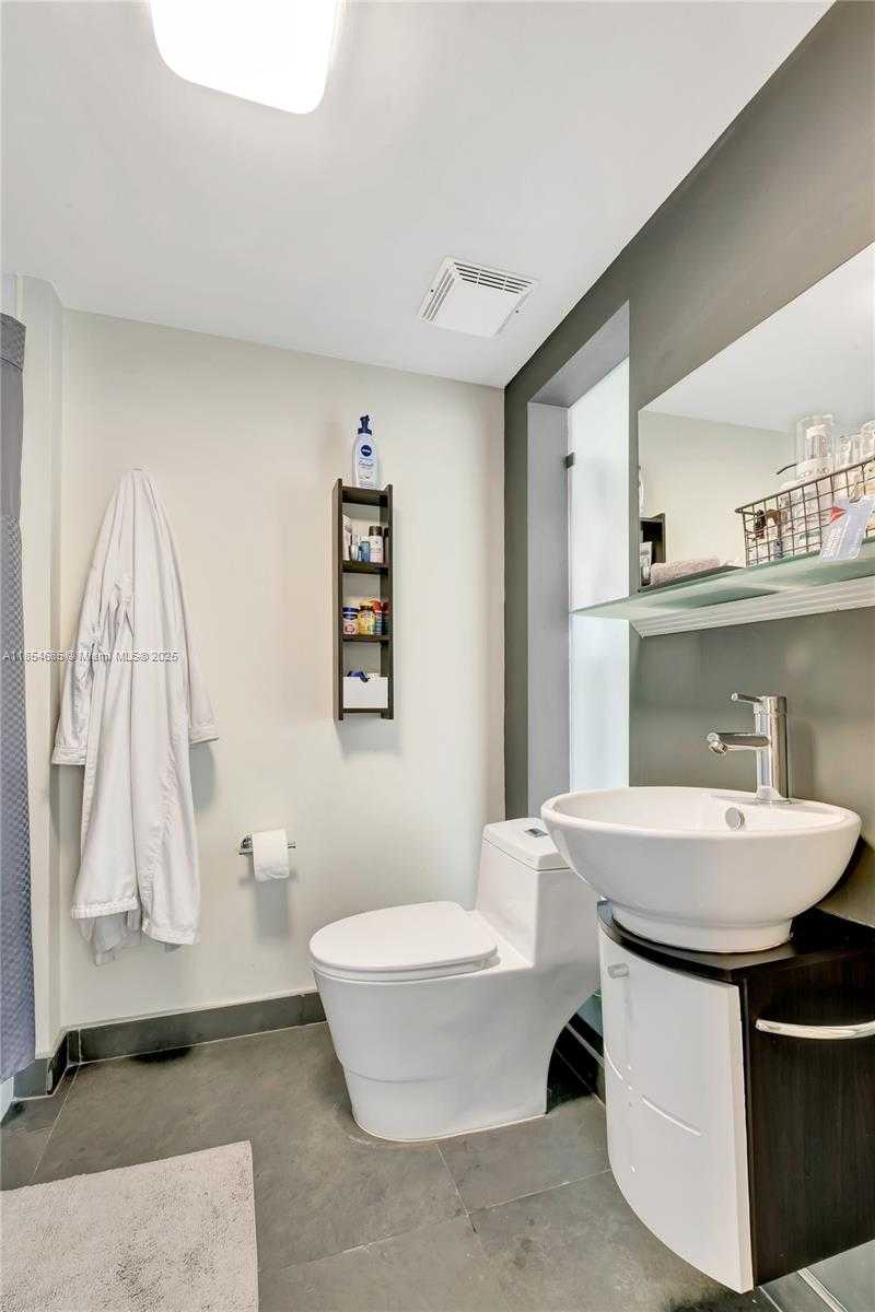 Small Image of 690 SOUTH WEST 1ST CT #1901, Miami Number 22