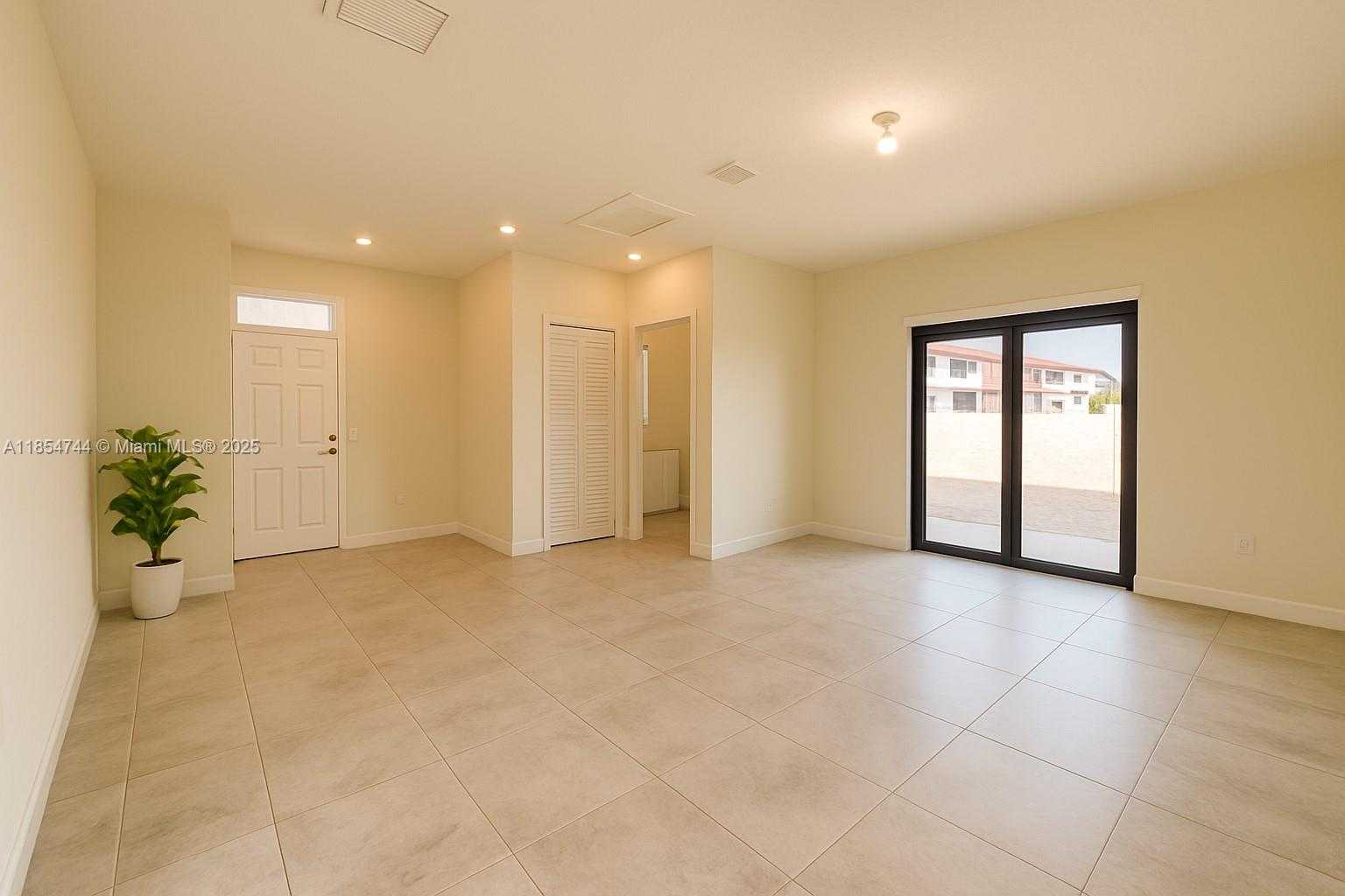 Small Image of 4702 NW 83rd Path, Doral, FL 33166, USA Number 11