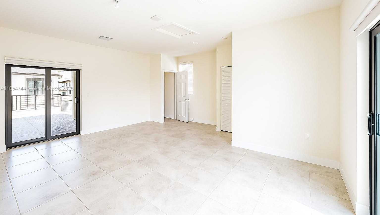 Small Image of 4702 NW 83rd Path, Doral, FL 33166, USA Number 12