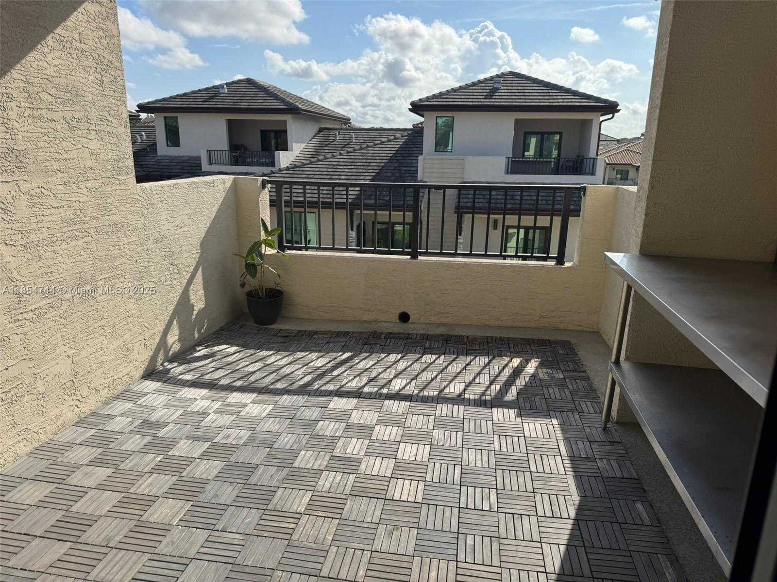 Small Image of 4702 NW 83rd Path, Doral, FL 33166, USA Number 16