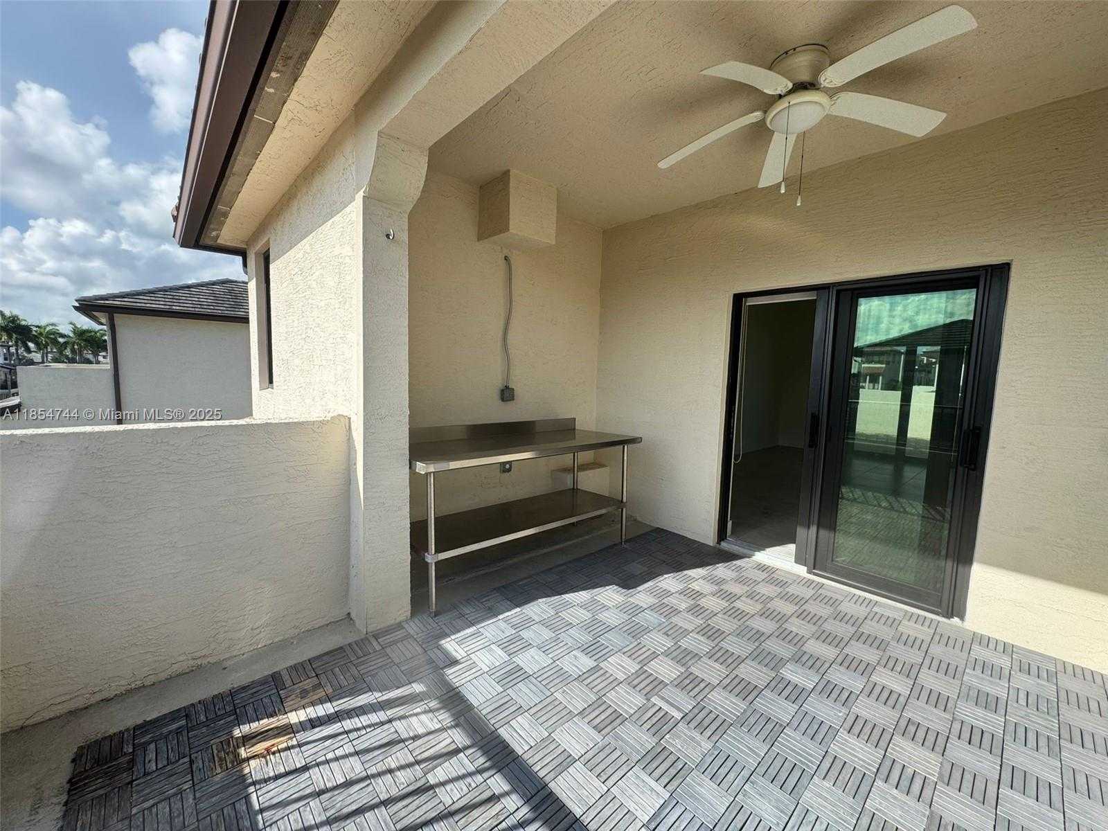 Small Image of 4702 NW 83rd Path, Doral, FL 33166, USA Number 17
