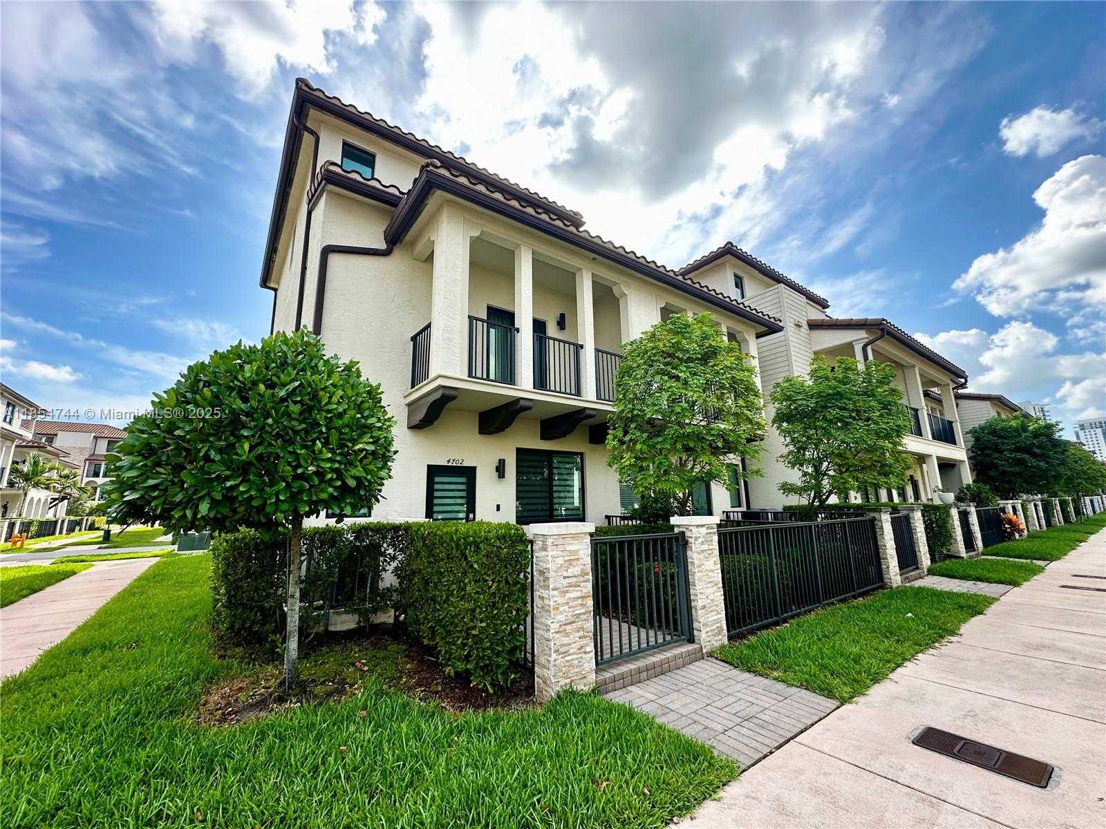 Small Image of 4702 NW 83rd Path, Doral, FL 33166, USA Number 20