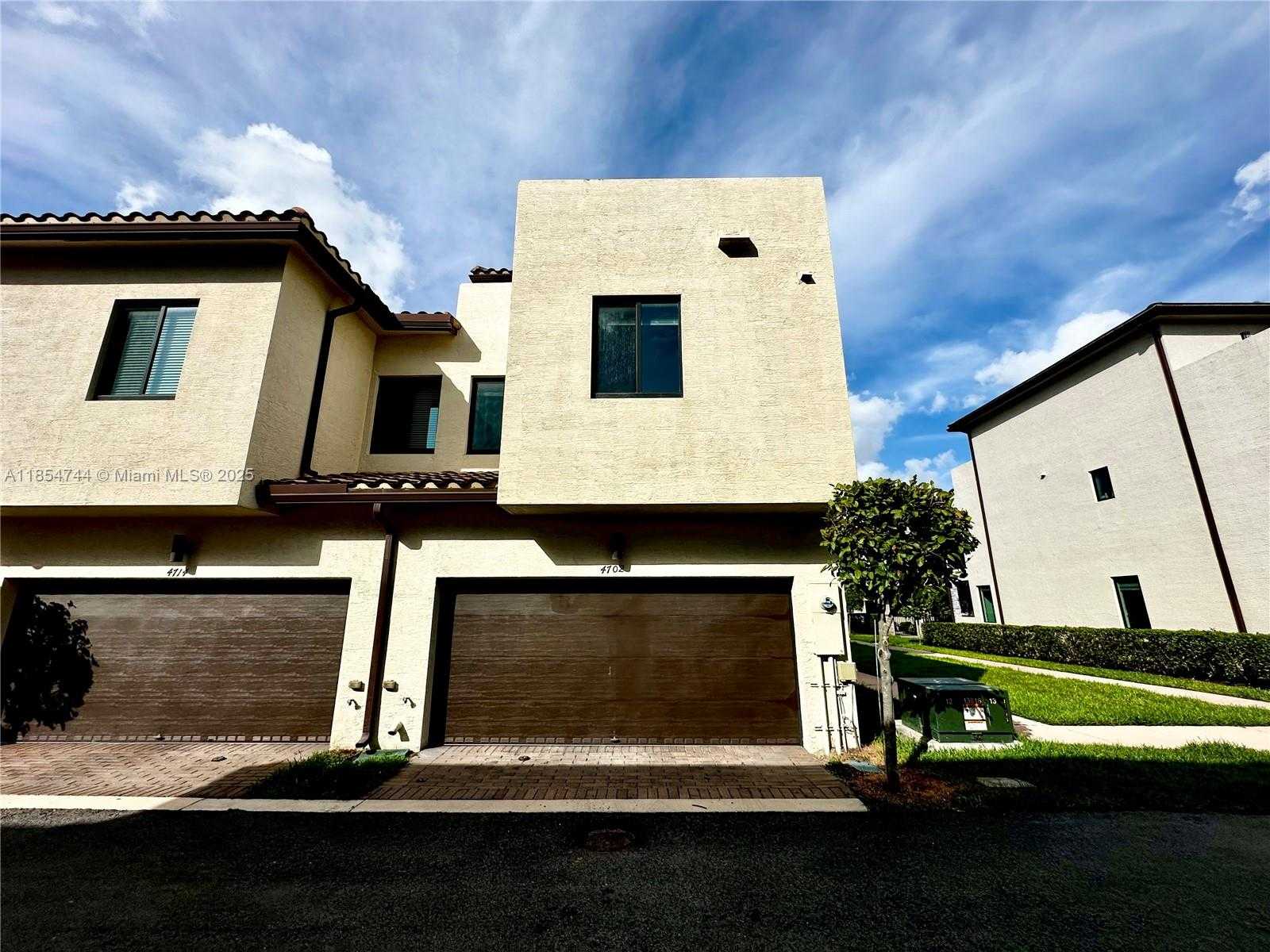 Small Image of 4702 NW 83rd Path, Doral, FL 33166, USA Number 21