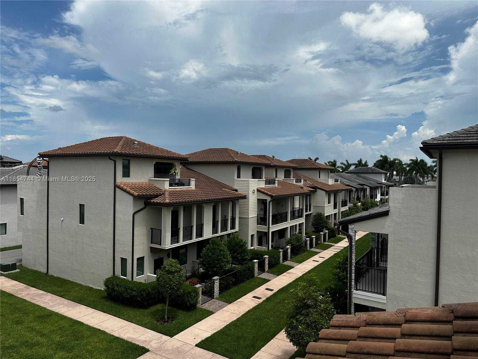 Small Image of 4702 NW 83rd Path, Doral, FL 33166, USA Number 22