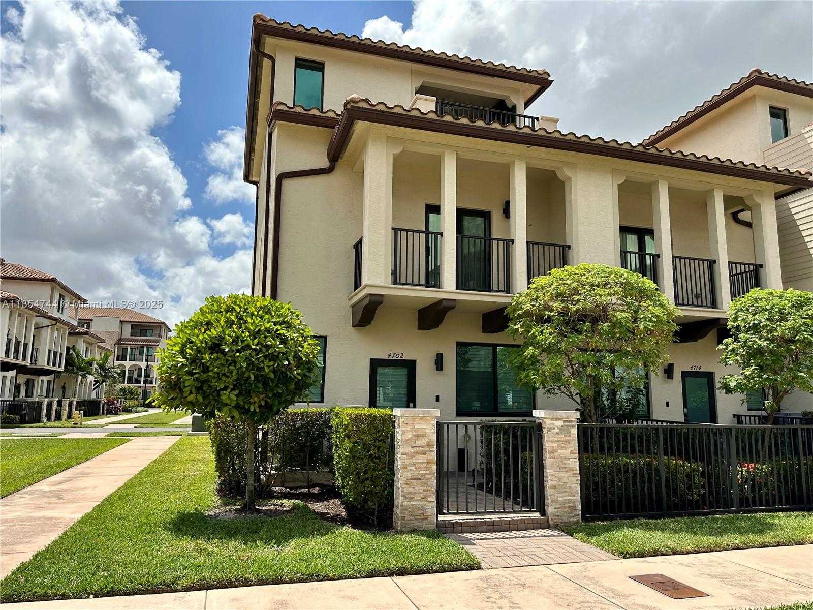 Small Image of 4702 NW 83rd Path, Doral, FL 33166, USA Number 23