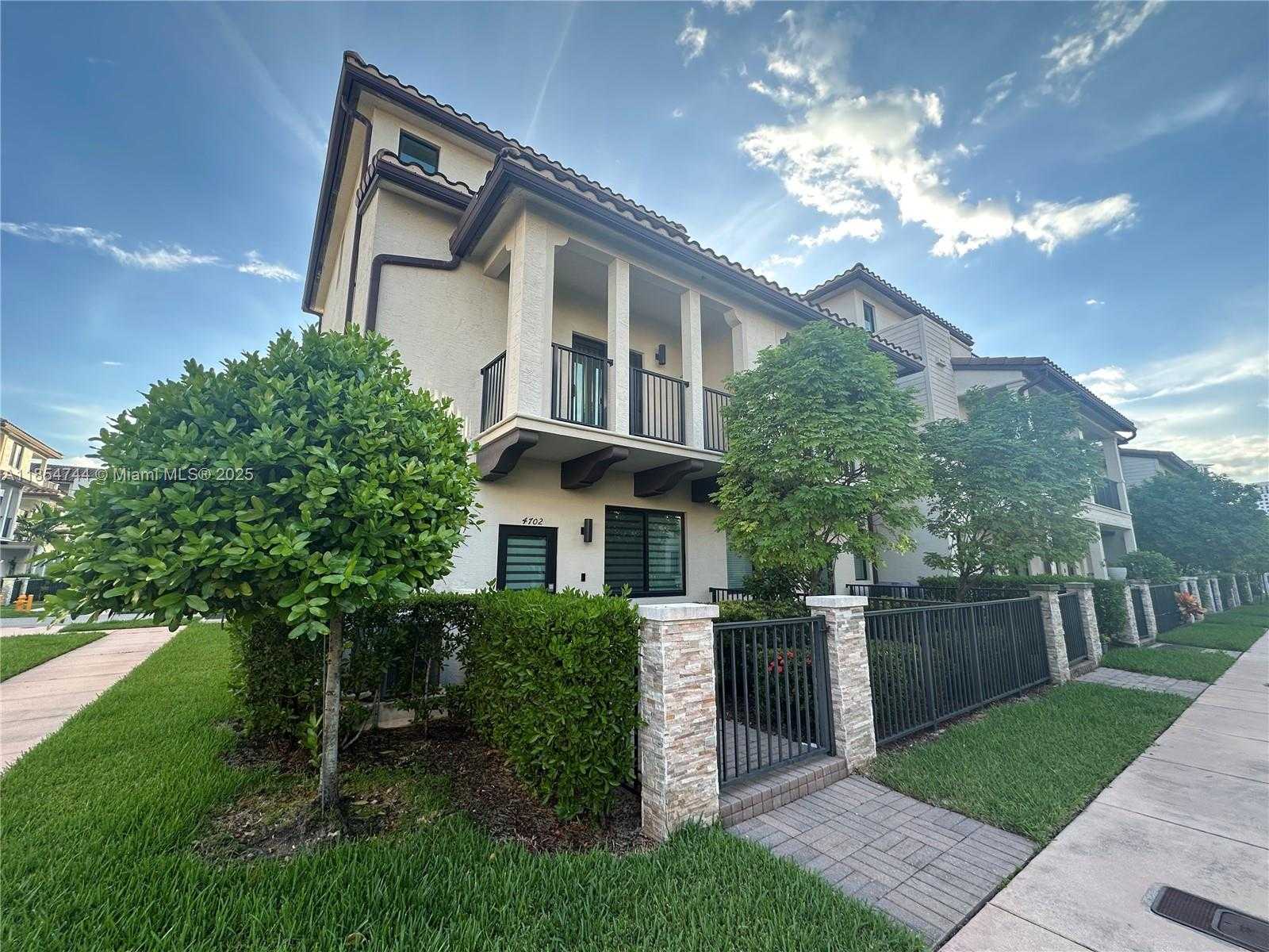 Small Image of 4702 NW 83rd Path, Doral, FL 33166, USA Number 24