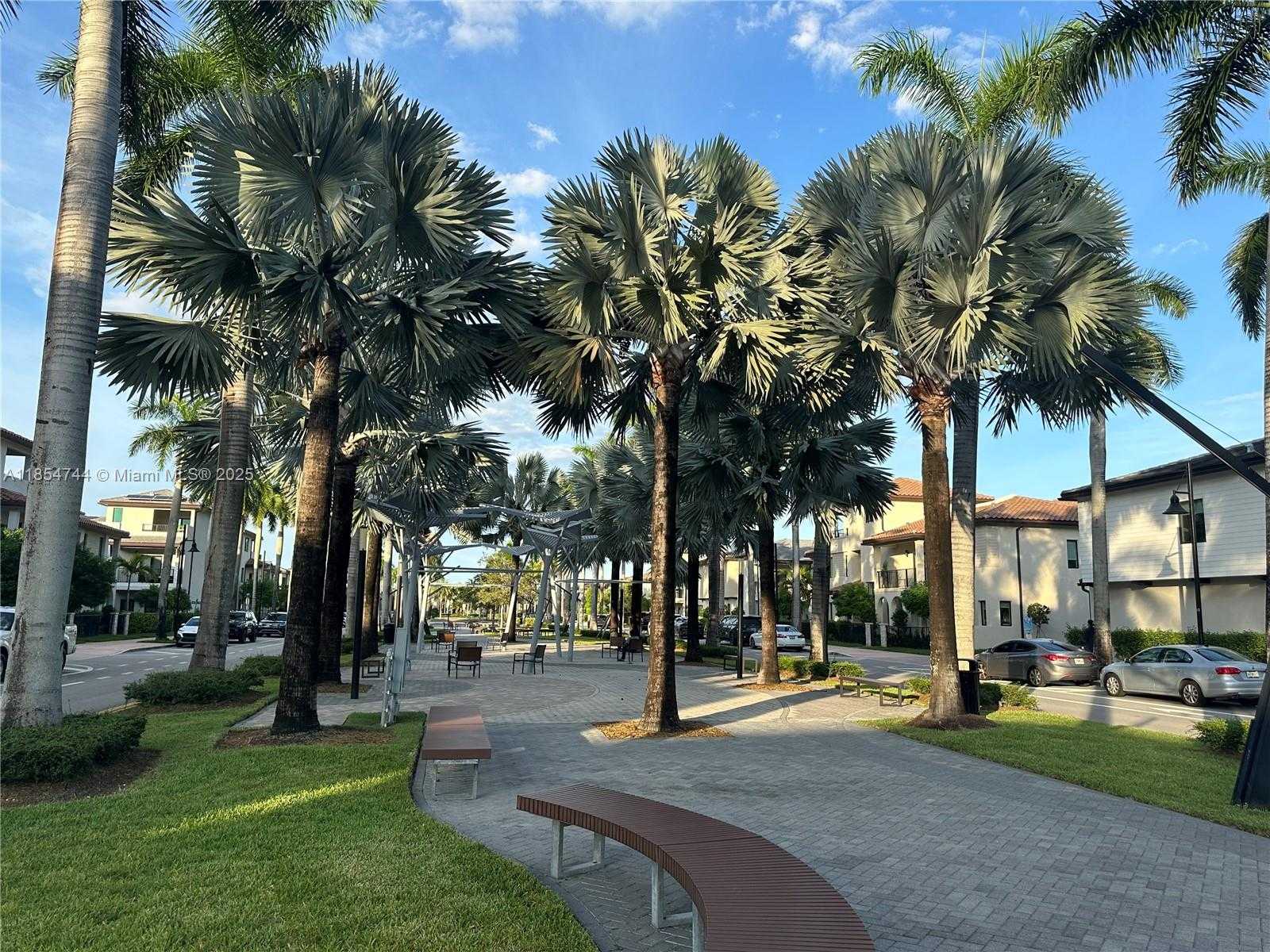 Small Image of 4702 NW 83rd Path, Doral, FL 33166, USA Number 25