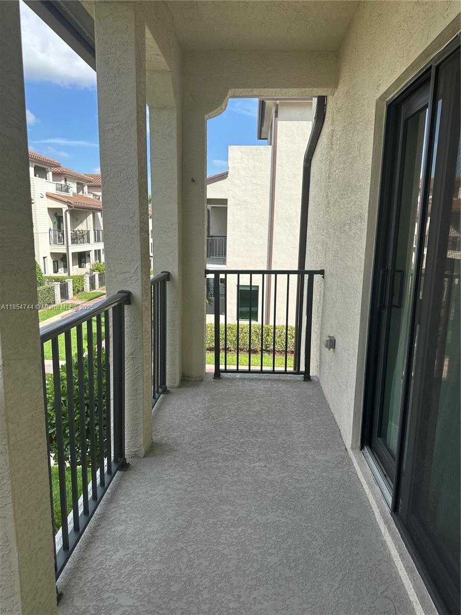 Small Image of 4702 NW 83rd Path, Doral, FL 33166, USA Number 7