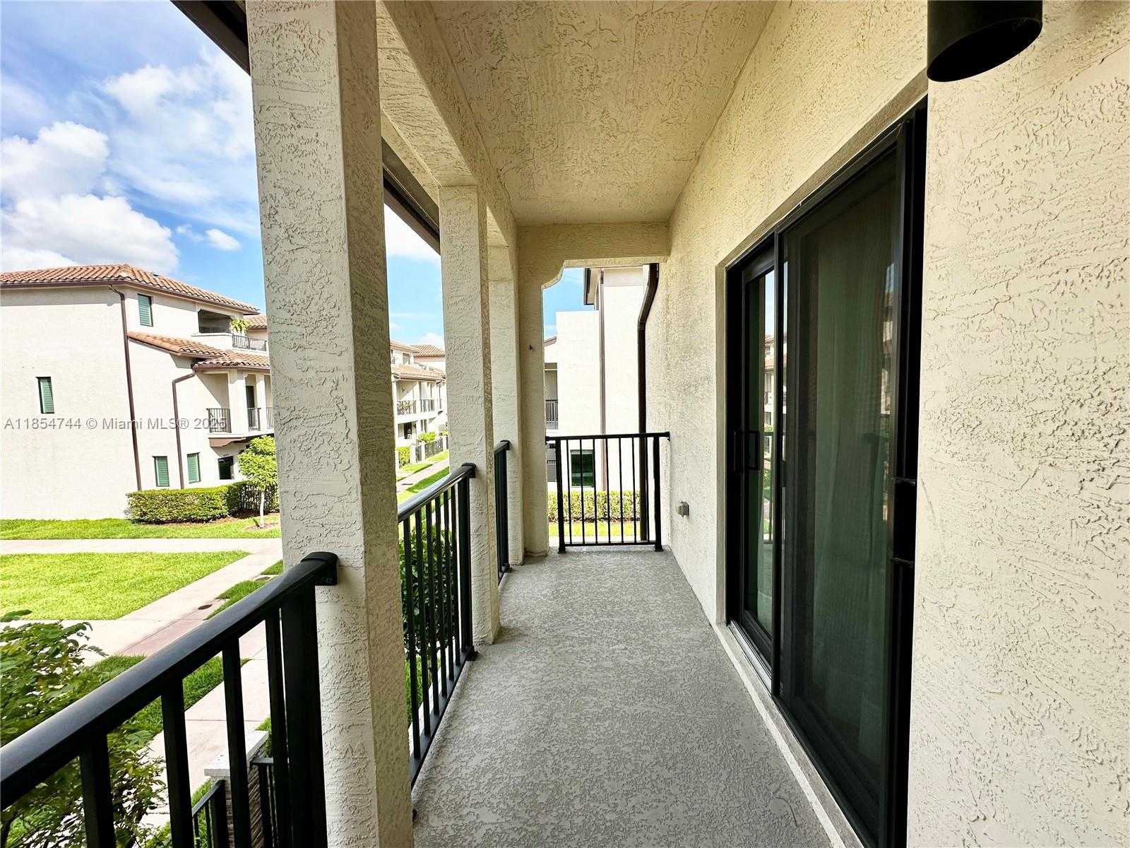 Small Image of 4702 NW 83rd Path, Doral, FL 33166, USA Number 8