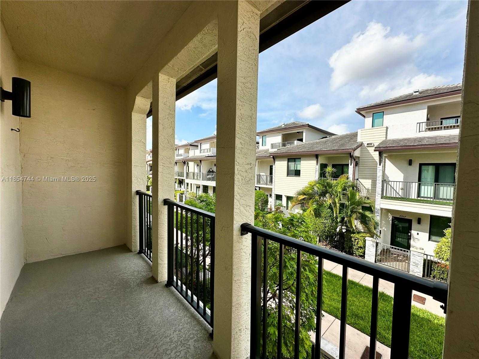 Small Image of 4702 NW 83rd Path, Doral, FL 33166, USA Number 9