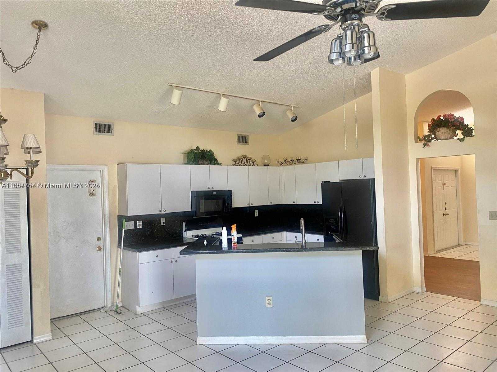 Small Image of 19303 NORTH WEST 87TH CT CIR #1, Hialeah Number 4