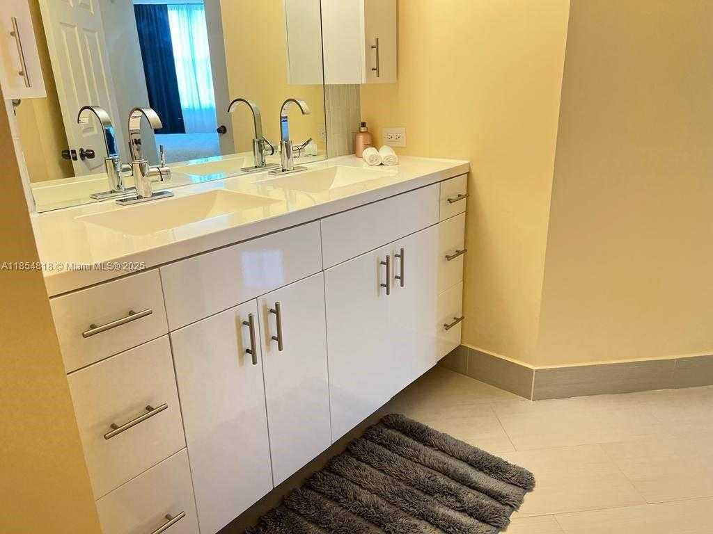 Small Image of 17100 NORTH BAY RD #1502, Sunny Isles Beach Number 23