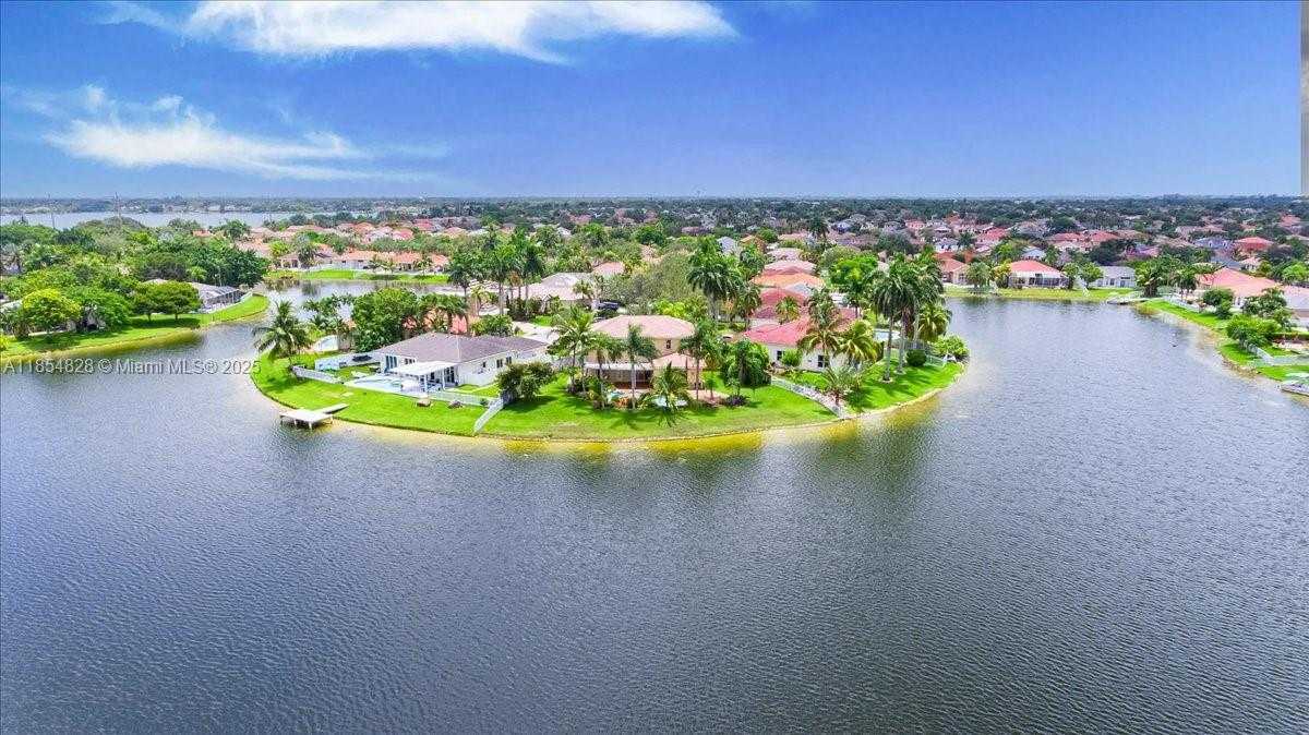 Small Image of 2340 NORTH WEST 186TH AVE, Pembroke Pines Number 2