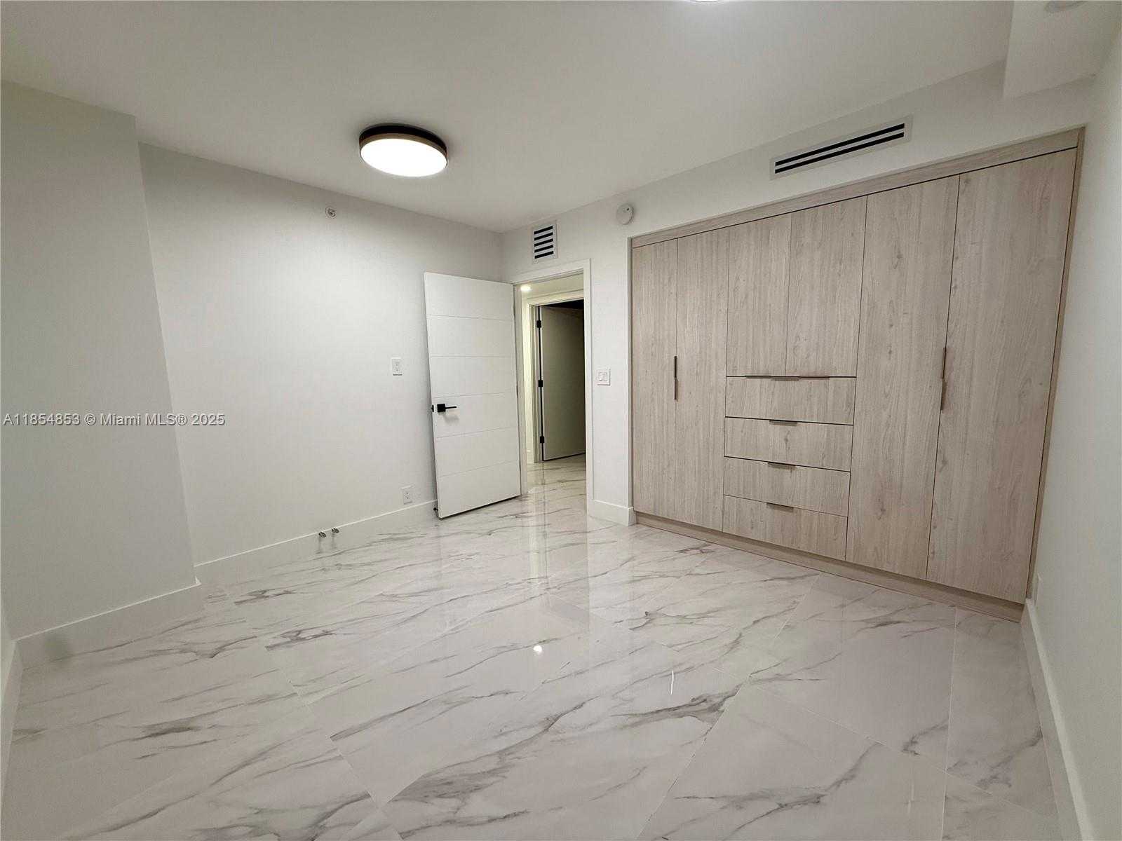Small Image of 19707 TURNBERRY WAY #25D, Aventura Number 12