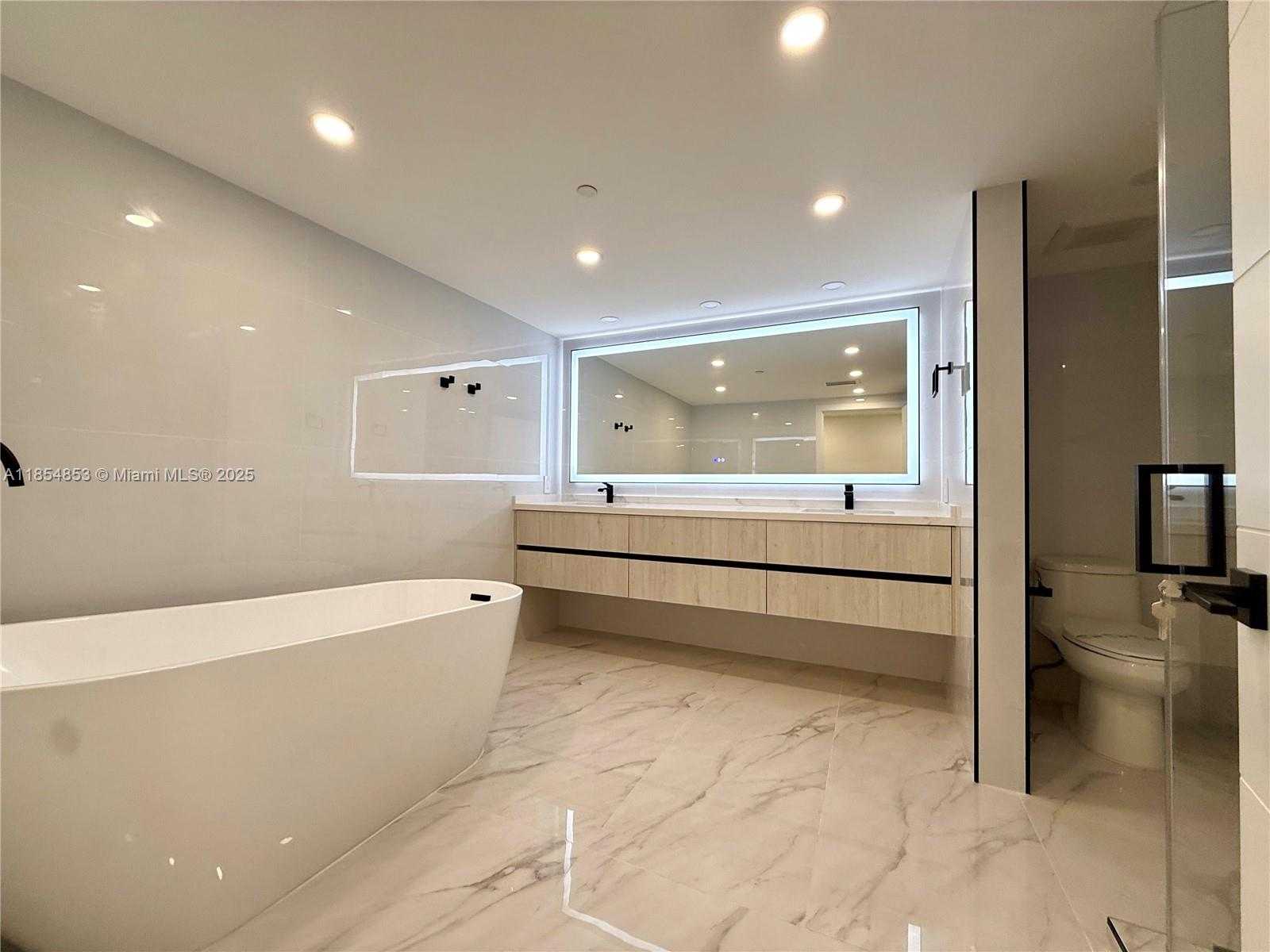 Small Image of 19707 TURNBERRY WAY #25D, Aventura Number 14