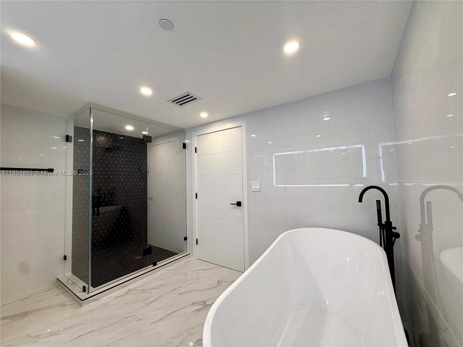 Small Image of 19707 TURNBERRY WAY #25D, Aventura Number 15