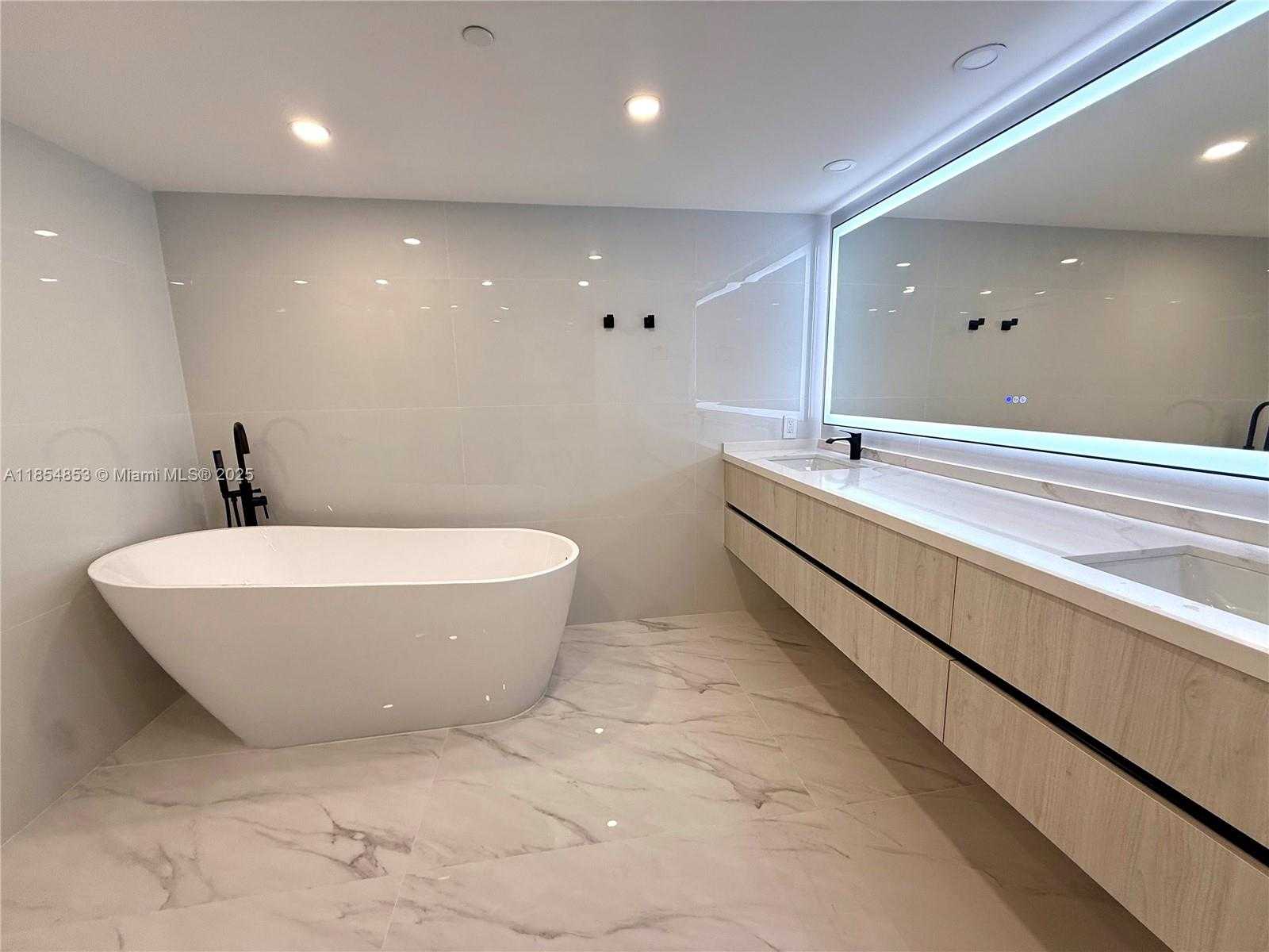 Small Image of 19707 TURNBERRY WAY #25D, Aventura Number 16