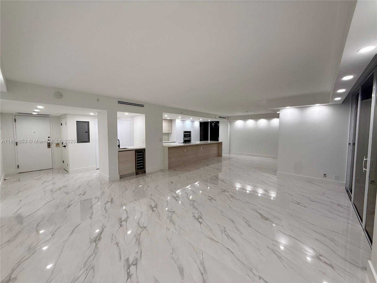 Small Image of 19707 TURNBERRY WAY #25D, Aventura Number 2