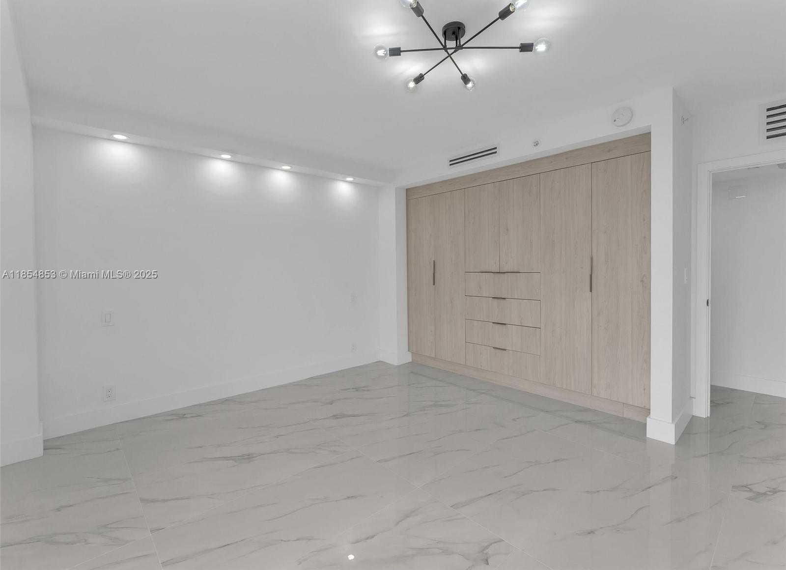 Small Image of 19707 TURNBERRY WAY #25D, Aventura Number 24