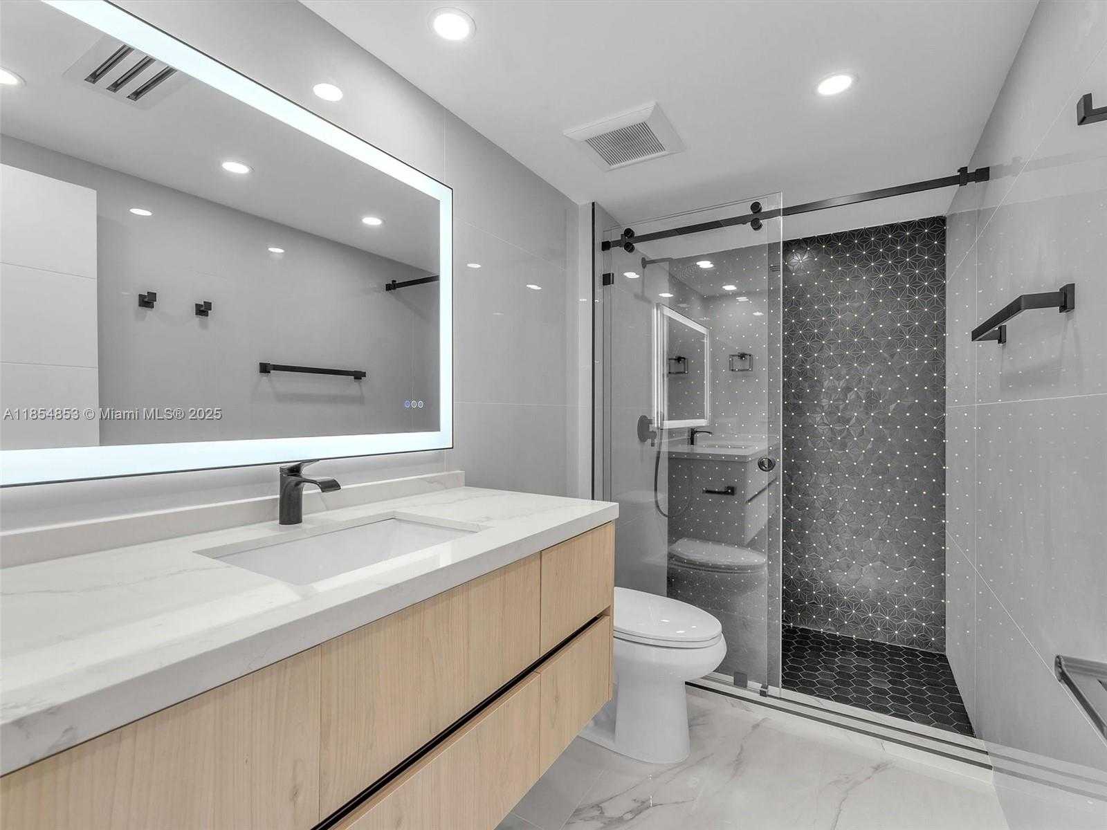 Small Image of 19707 TURNBERRY WAY #25D, Aventura Number 25