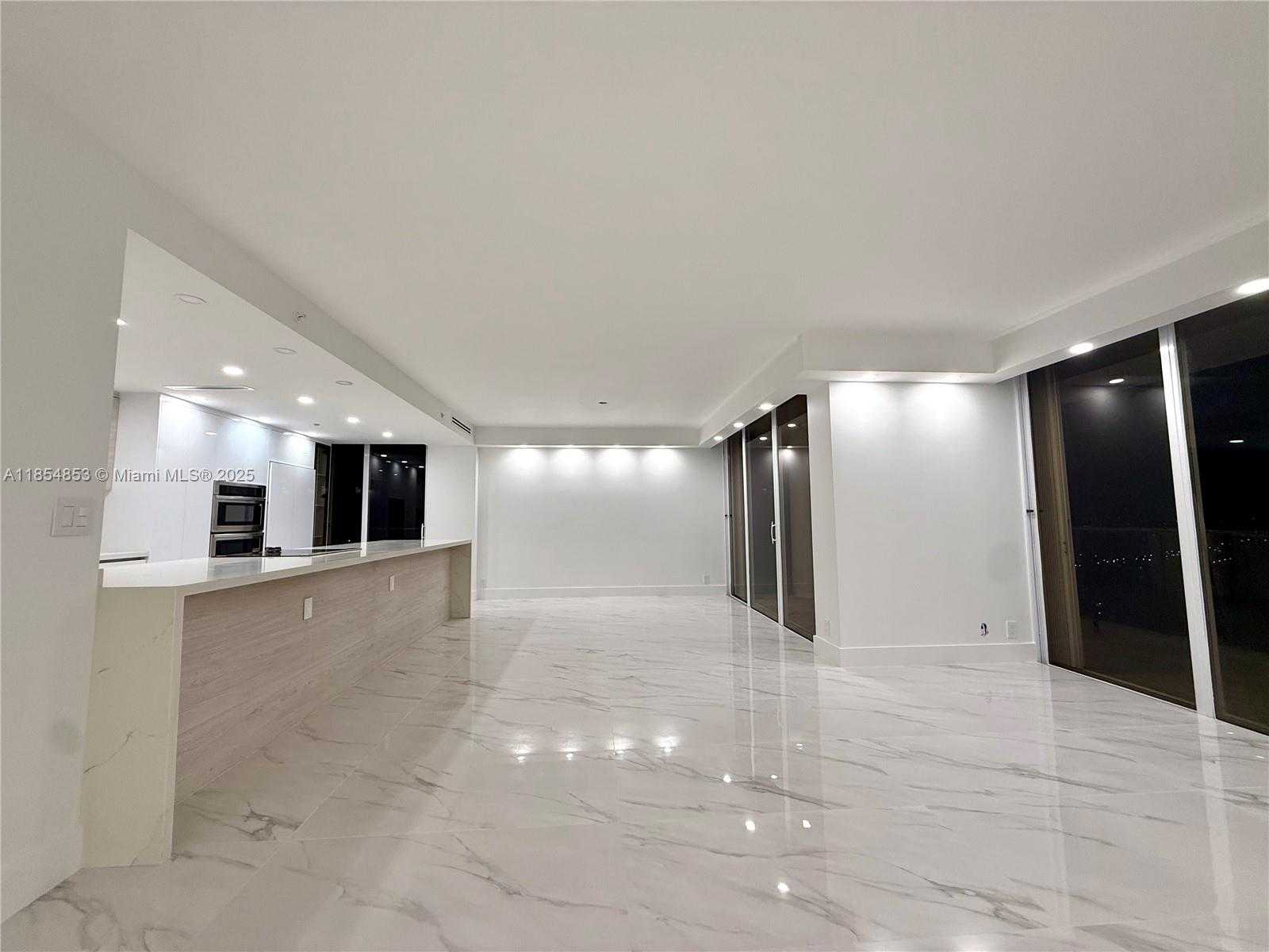 Small Image of 19707 TURNBERRY WAY #25D, Aventura Number 3