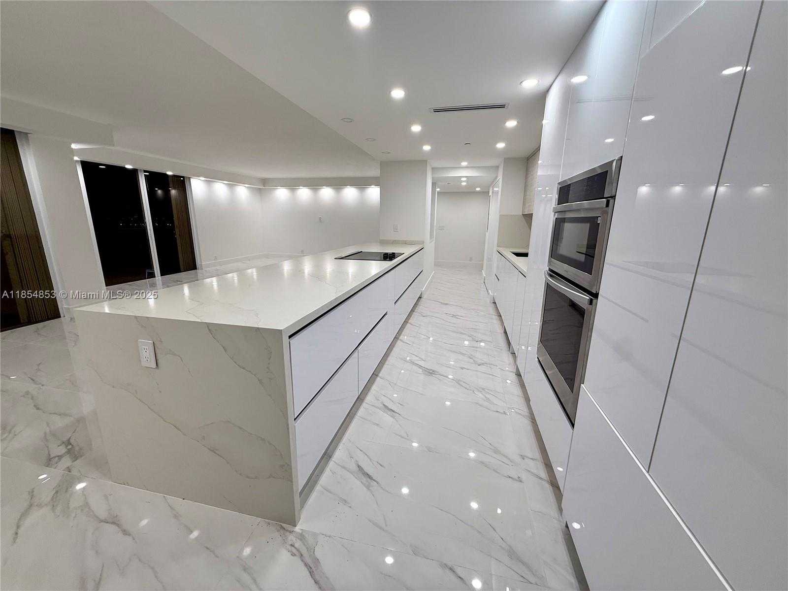 Small Image of 19707 TURNBERRY WAY #25D, Aventura Number 4
