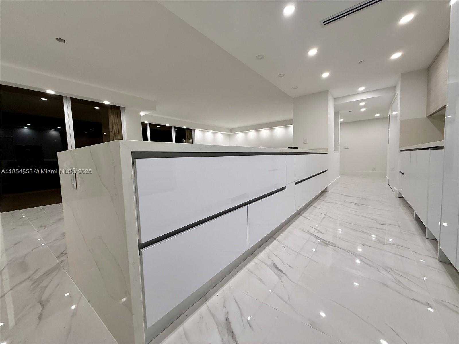 Small Image of 19707 TURNBERRY WAY #25D, Aventura Number 5