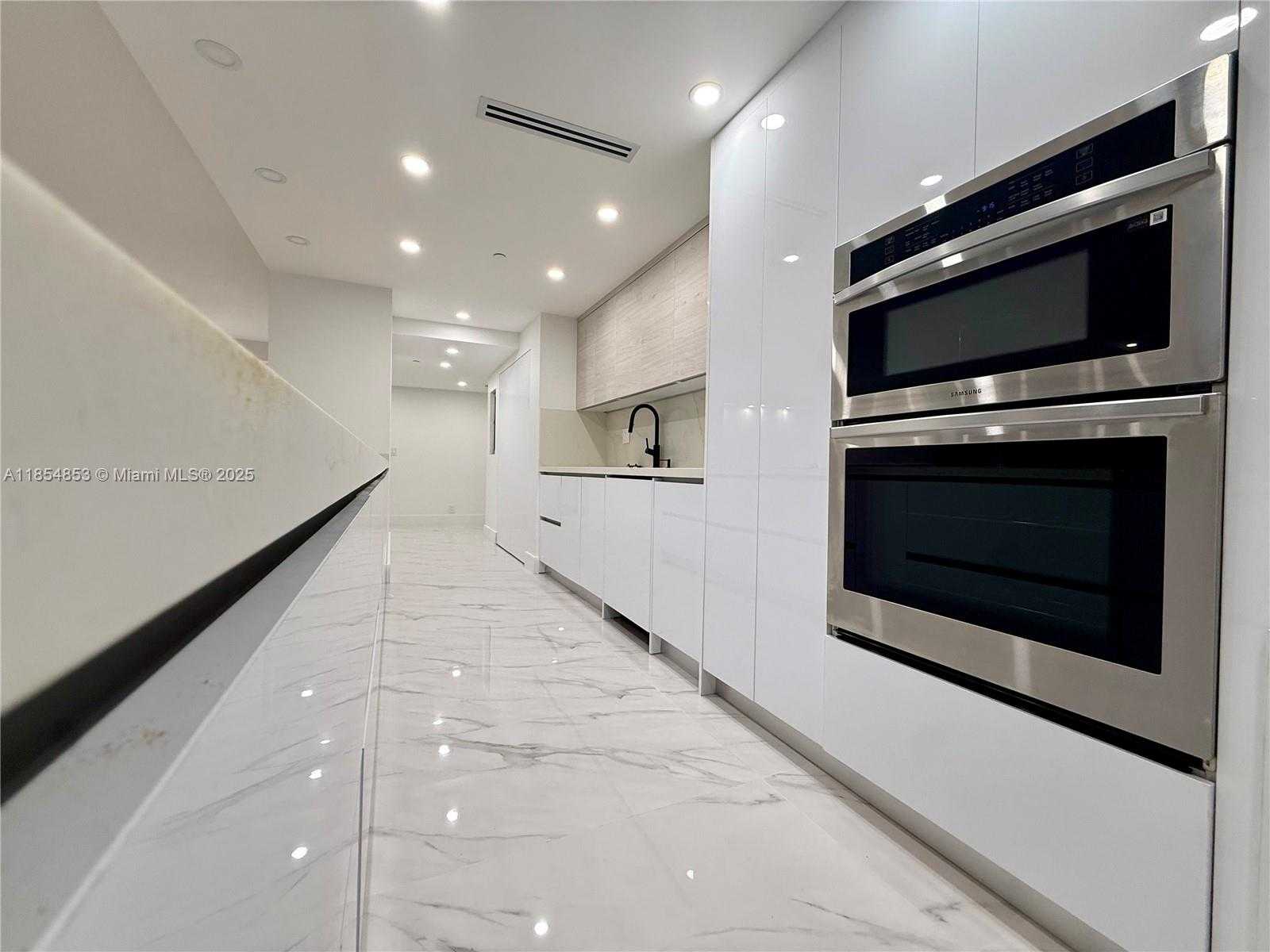 Small Image of 19707 TURNBERRY WAY #25D, Aventura Number 6