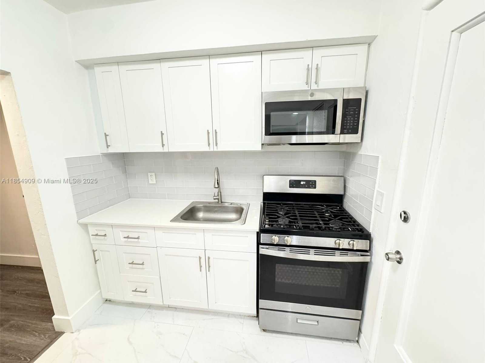 Small Image of 7435 BYRON AVE #07, Miami Beach Number 2