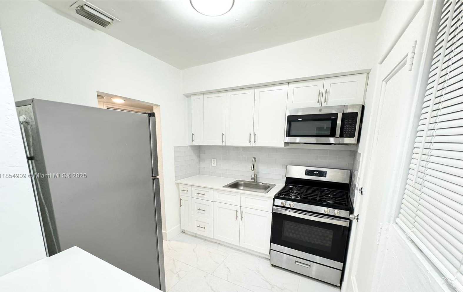 Small Image of 7435 BYRON AVE #07, Miami Beach Number 3